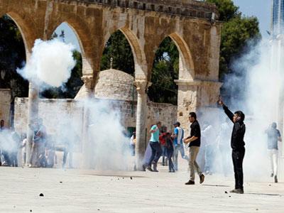 إصابة 30 فلسطينيا في مواجهات مع إسرائيليين في ساحات الأقصى