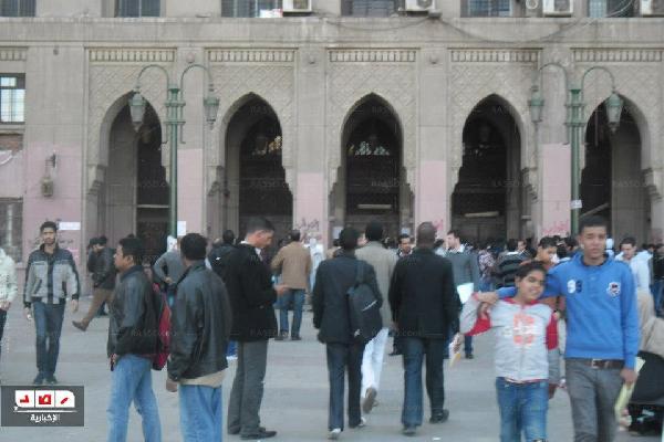 معتصمو” التحرير”  يفتحون أبواب “المجمع” أمام المواطنين