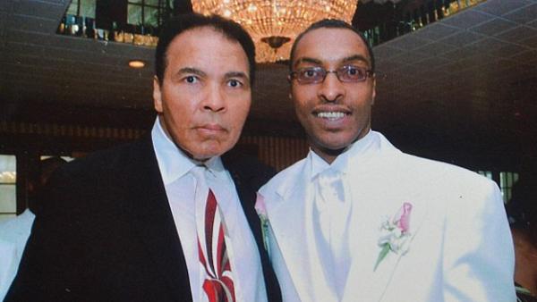 لأنه مسلم.. احتجاز ابن الملاكم محمد علي كلاي بمطار فلوريدا