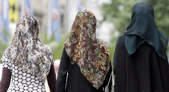 واعظات بختم النسر..4 معلومات عن “الداعيات الجدد”