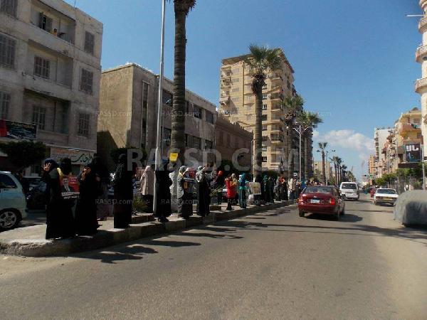 سلسلة بشرية لنساء ضد الانقلاب في بورسعيد تنديدا بغلاء الأسعار