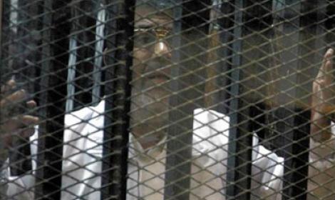 مرسي يجدد رفضه لمحاكمته ويتمسك بالرئاسة أمام قاضي الإعدام