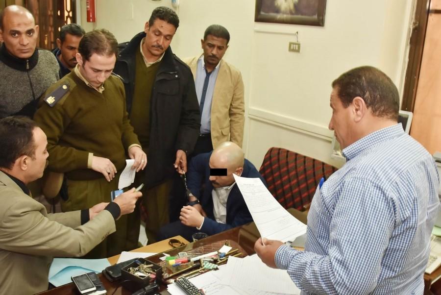 بالصور.. القبض على شخص انتحل صفة ضابط بالمخابرات العامة في أسيوط