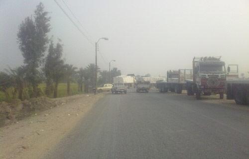 سائقو النقل يقطعون الطريق الصحرواي الشرقي لنقص السولار