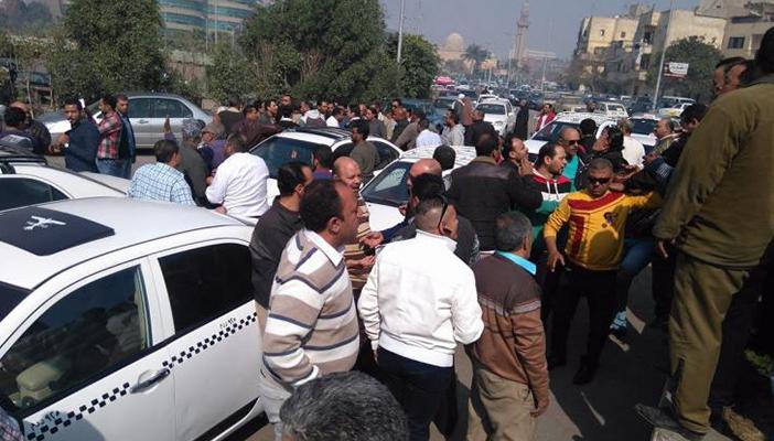 وقفة احتجاجية لسائقي التاكسي الأبيض أمام مجلس الدولة