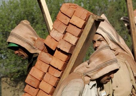 صاحب مصنع للطوب: السولار والمازوت يهددون سوق العقار