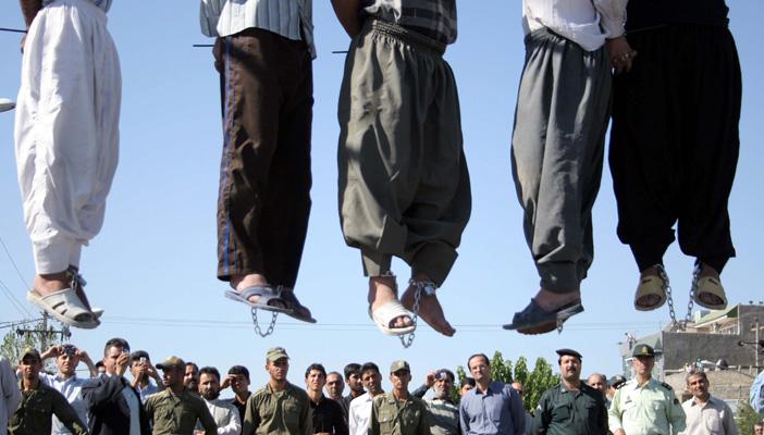 مسؤولة إيرانية تكشف تفاصيل إعدام كل الذكور البالغين في إحدى القرى