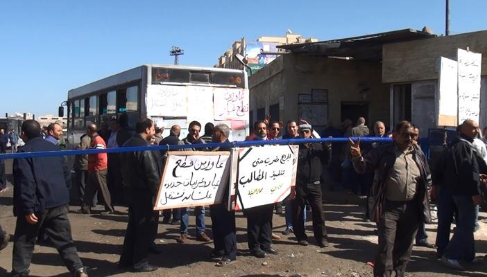 عمال النقل العام في الإسكندرية يحررون محضرا ضد رئيس الهيئة