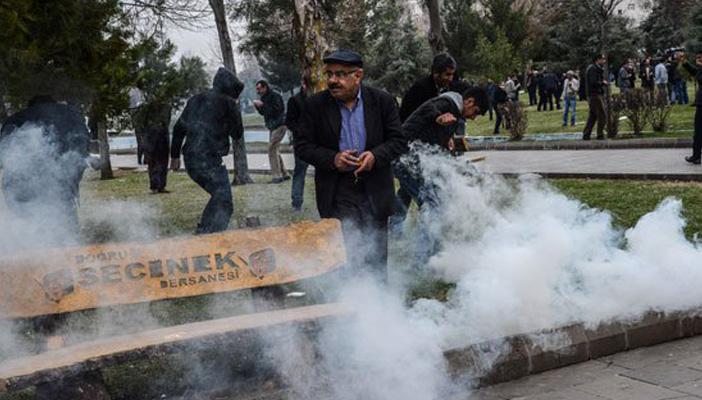 بالصور.. الشرطة التركية تفرّق تظاهرات المحتجين الأكراد بقنابل الغاز