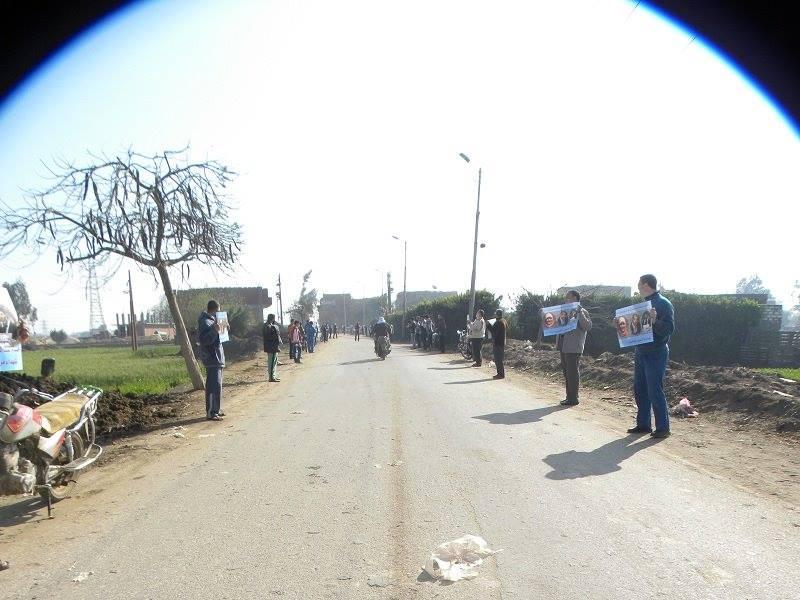 أهالي تلا في سلسلة بشرية: “مش عايزين يحكمنا عتاولة”