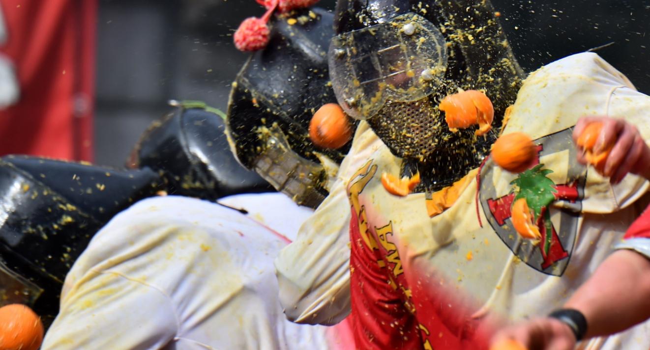 حرب البرتقال.. كرنفال فكاهي بطعم الاستبداد