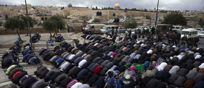 فلسطينيون يصلون في الشوارع بعد منعهم من الوصول إلى الأقصى