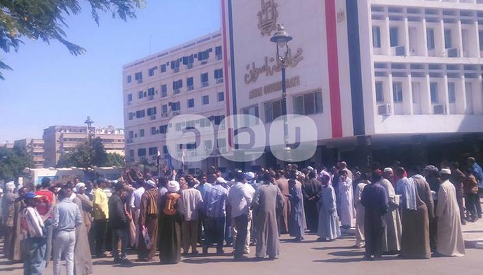 بالصور.. وقفة احتجاجية لموظفي ديوان محافظة أسوان