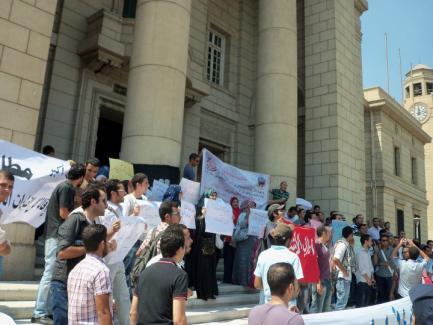 طلاب الحركات الثورية والإخوان ينقسمون حول اللائحة الطلابية الجديدة