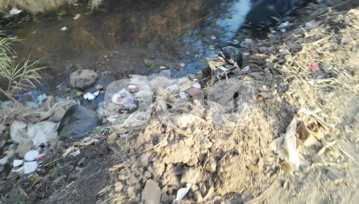 بالصور.. الإهمال يسيطر على مصرف مياه الري في محافظة المنوفية