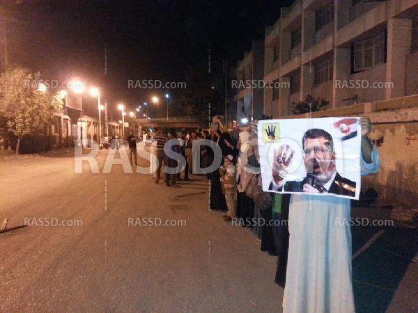 سلسلة بشرية مناهضة للإنقلاب بأسوان