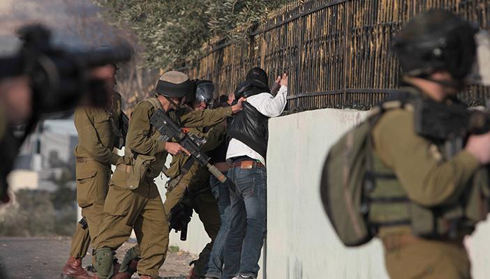 الاحتلال يعتقل شقيقين من الخليل بدعوى قيامهما بعمليات قنص