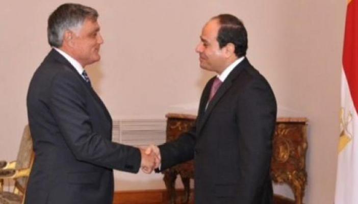 بعد ضرب عكاشة بالحذاء.. السفير “الإسرائيلي”: أقابل السيسي بانتظام