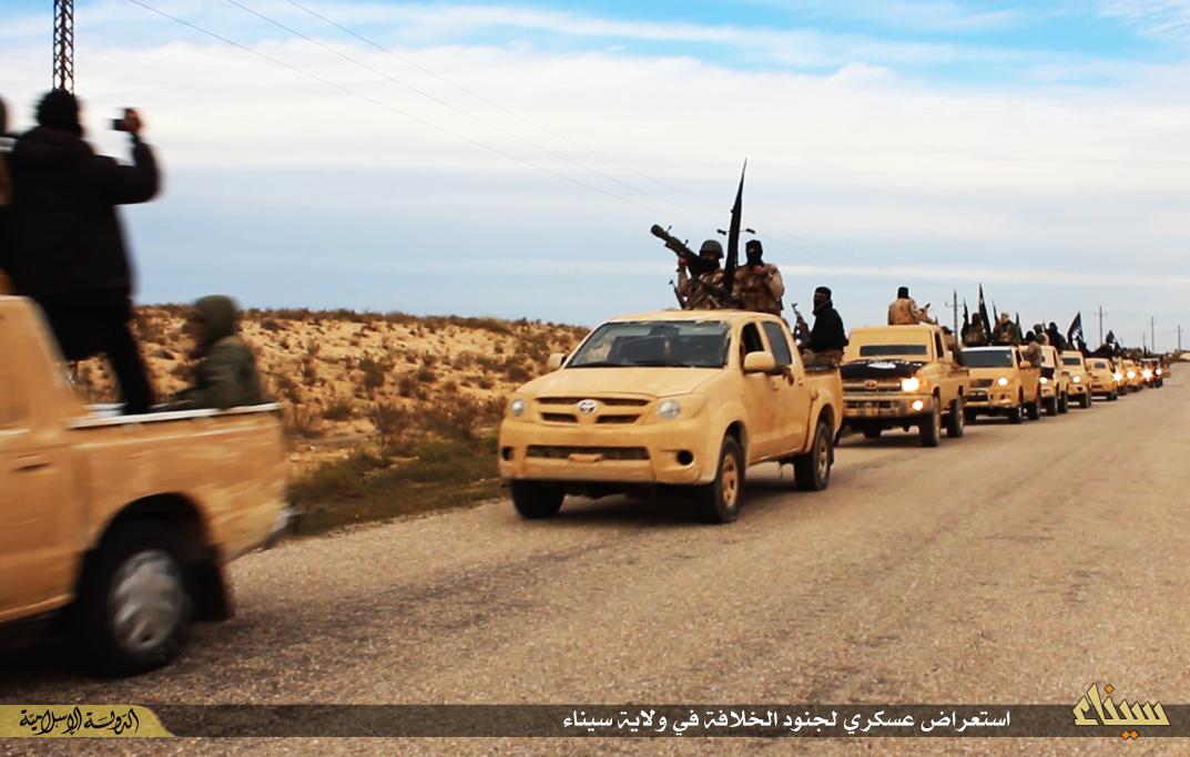 بالصور.. استعراض عسكري لـ”ولاية سيناء” في وضح النهار