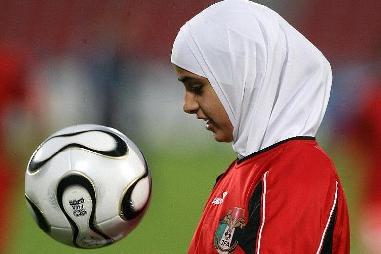 “الفيفا” يسمح للاعبات كرة القدم بارتداء الحجاب