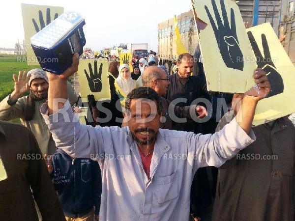 أهالي “كفر الشيخ” يرفعون “الكشافات” احتجاجا علي انقطاع الكهرباء
