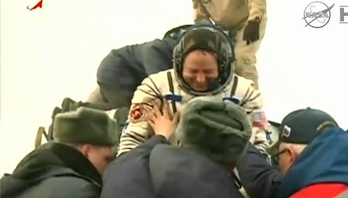 بالصور.. بعد قرابة عام في الفضاء.. طاقم “ناسا” يعود إلى الأرض