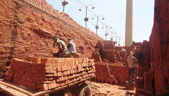 استخراج 3 جثث متفحمة من داخل مصنع الطوب المحترق بالغربية