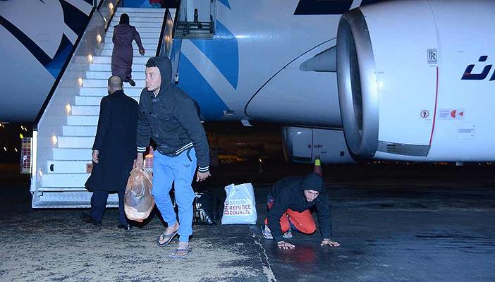 القاهرة تستقبل أول رحلة جوية للعائدين من ليبيا عبر الجزائر