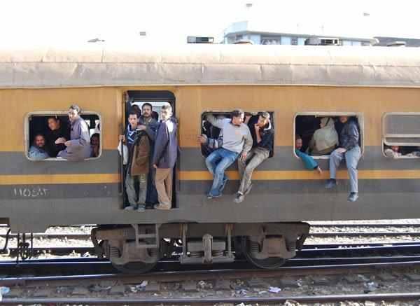 أهالي بكفر الدوار يجبرون سائق قطار القاهرة على الوقوف