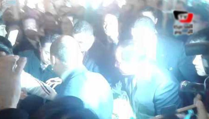 بالفيديو.. مواطن يقبل يد السيسي في كوريا الجنوبية ويصرخ: “حد يصورني”