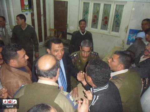 محافظ سوهاج يلتقي أمناء وأفراد قسم شرطة طهطا لحل مشاكلهم