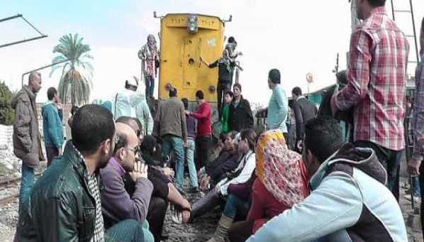 العشرات يقطعون شريط السكة الحديد بالإسماعيلية