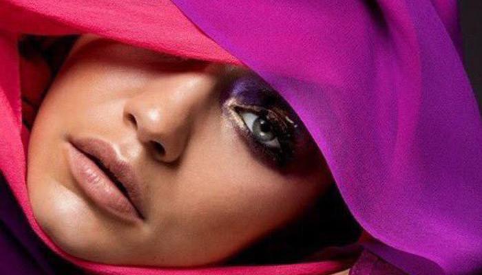 عارضة أزياء “غير مسلمة” تثير الجدل بـ “حجابها” على غلاف إحدى المجلات