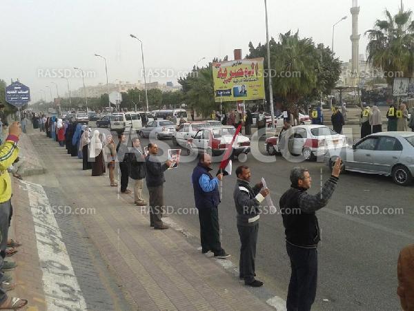 سلاسل بشرية في الشرقية تندد بممارسات الانقلاب وتطالب بالقصاص