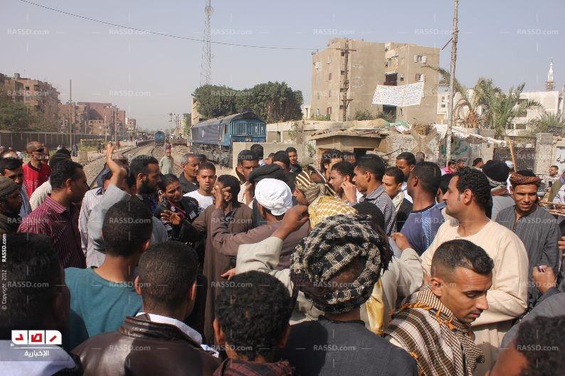 أزمة السولار تجبر سائقي الأجرة بنجع حمادي على قطع السكة الحديد