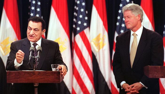 “منصور” يكشف أسرار توزيع الأسئلة على الصحفيين عند لقاء مبارك كلينتون