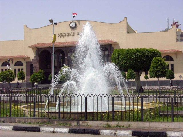 الإسماعيلية.. انتظام العمل بمؤسسات ونشطاء يقطعون خط حديد