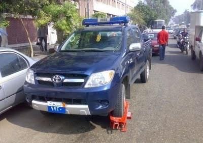 النيابة  تستعلم عن عربة شرطة هشمت أخرى للسفير الاسترالي