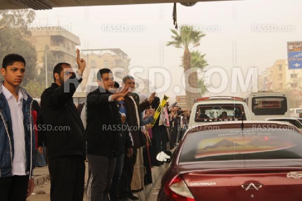 سلسلة بشرية وهتافات ساخرة لحركة7الصبح بالهرم