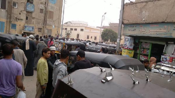 سائقو التوكتوك يقطعون الطريق بقنا احتجاجا على قرار مصادرته