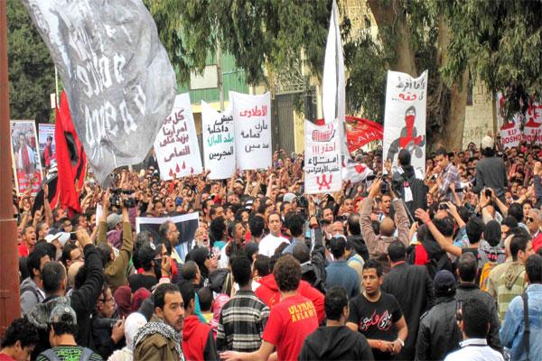 “التراس اهلاوى” يقطعون طريق بلبيس – القاهرة الصحراوي