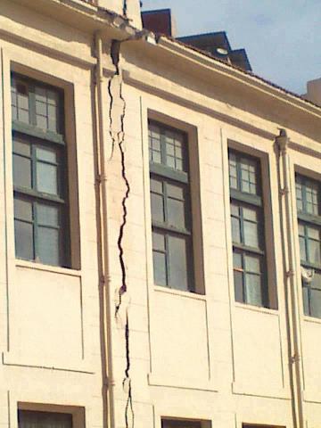 الإسكندرية : تصدعات خطيرة تهدد بانهيار أقدم مدرسة فوق رؤوس طلابها