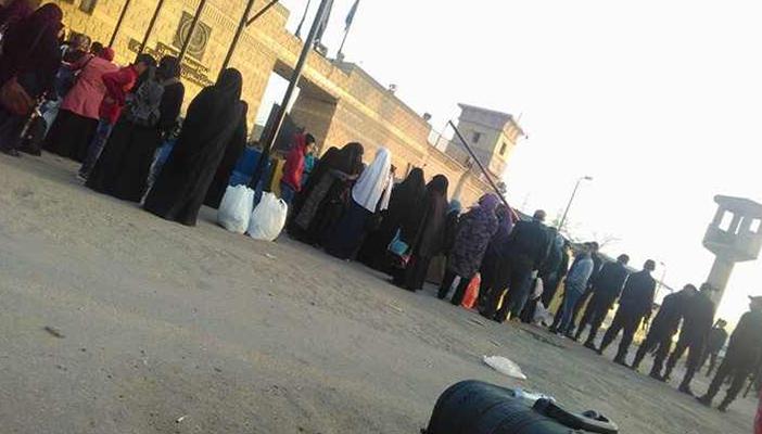 أهالي العقرب: إدارة السجن وضعت المعتقلين في عنابر تأديب ومنعت 30 زيارة