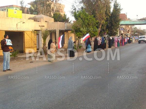 سلسلة بشرية بـ”ميت ناجى” بالدقهلية رفضا لمحاكمة “مرسي”