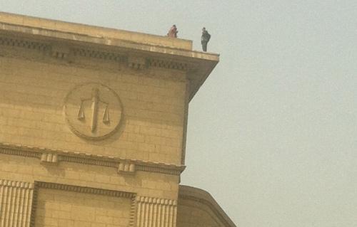 تأمين “القضاء العالي ” تطالب بغلق باب السطح بعد محاولة مواطن الانتحار