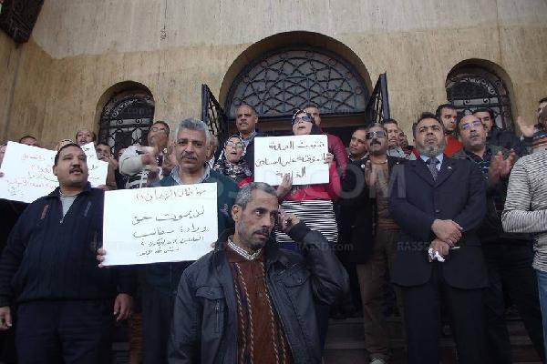 وقفة للعاملين بجامعة الاسكندرية للمطالبة بالحد الأدنى للأجور