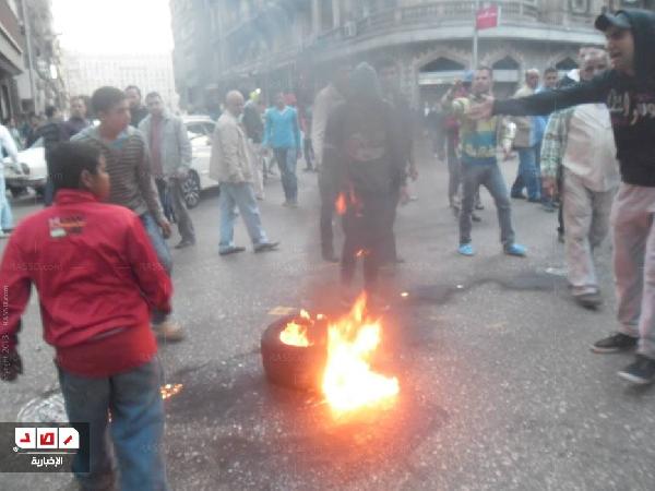 التراس ثورجى يغلق “طلعت حرب” بإطارات السيارات المشتعلة