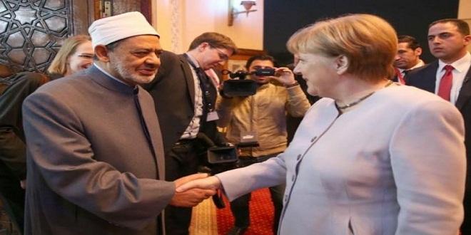 مصافحة شيخ الأزهر لـ”ميركل” باليد تثير الجدل.. والأوقاف ترد