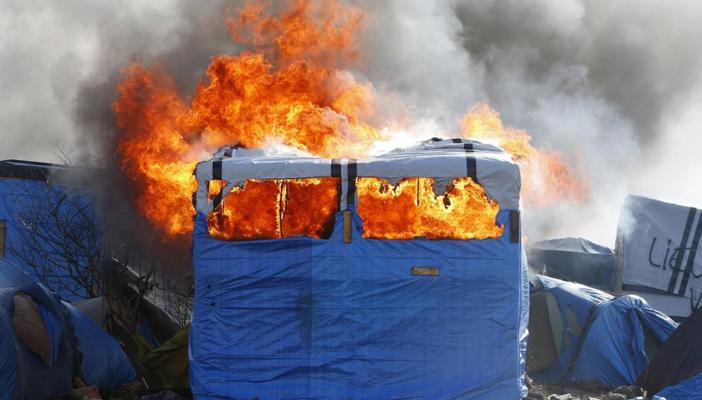 بالصور.. اشتعال النيران في مخيم “كاليه” الفرنسي للاجئين