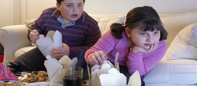 انتبهي  .. التلفاز يجعل طفلك بدينا !